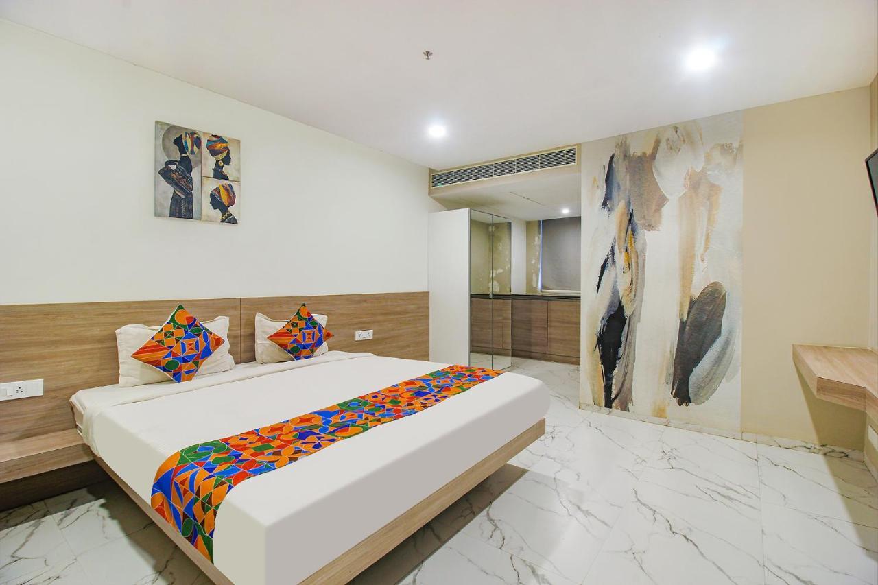 Fabhotel Ssr Fern Suites - 100M From Gsm Mall Madeenaguda Lingampalli ภายนอก รูปภาพ